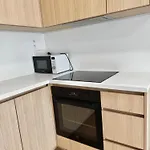 Calm Modern ! 5 Min To Airport ! Free Parking ! 1 Min Walk To Bus Stop Apartment *