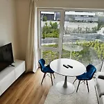 Calm Modern ! 5 Min To Airport ! Free Parking ! 1 Min Walk To Bus Stop Apartment *