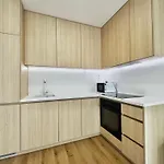 Apartment Calm Modern ! 5 Min To Airport ! Free Parking ! 1 Min Walk To Bus Stop *