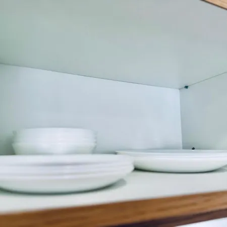 Апартаменты Calm Modern ! 5 Min To Airport ! Free Parking ! 1 Min Walk To Bus Stop
