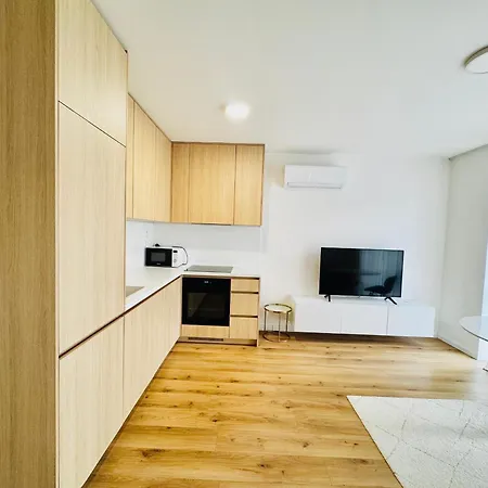 Calm And Modern Flat With Free Parking 10mins On Bus To Centre 1min Walk To Bus Stop *