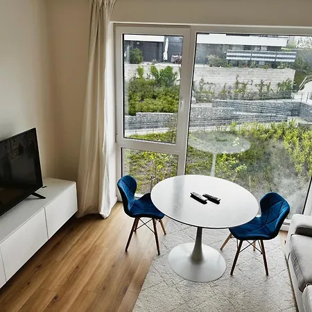 Calm Modern ! 5 Min To Airport ! Free Parking ! 1 Min Walk To Bus Stop Апартаменты *