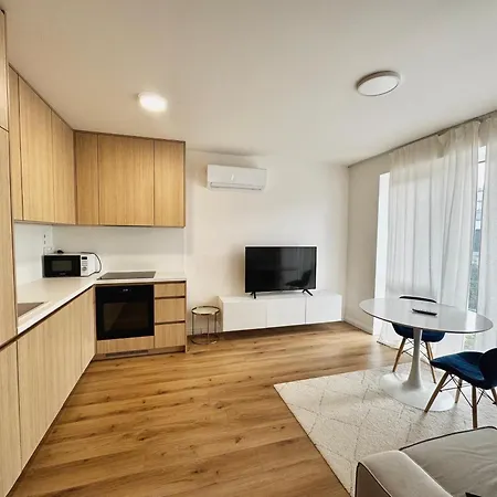 Apartman Calm And Modern Flat With Free Parking 10mins On Bus To Centre 1min Walk To Bus Stop Kassa