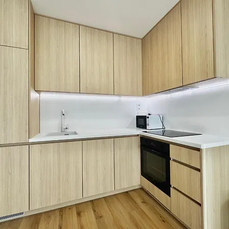 Апартаменты Calm Modern ! 5 Min To Airport ! Free Parking ! 1 Min Walk To Bus Stop *