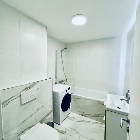 Апартаменты Calm Modern ! 5 Min To Airport ! Free Parking ! 1 Min Walk To Bus Stop Кошице