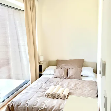 Апартаменты Calm Modern ! 5 Min To Airport ! Free Parking ! 1 Min Walk To Bus Stop