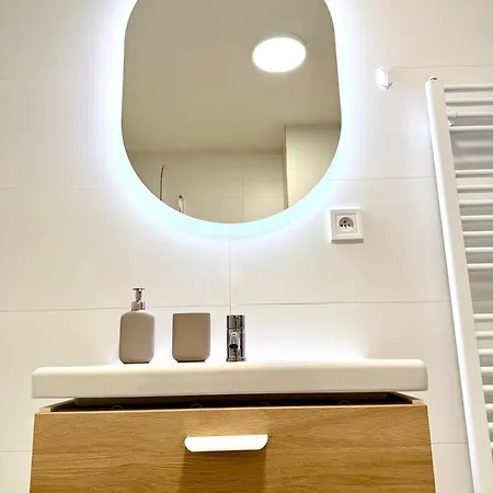 Апартаменты Calm Modern ! 5 Min To Airport ! Free Parking ! 1 Min Walk To Bus Stop Кошице