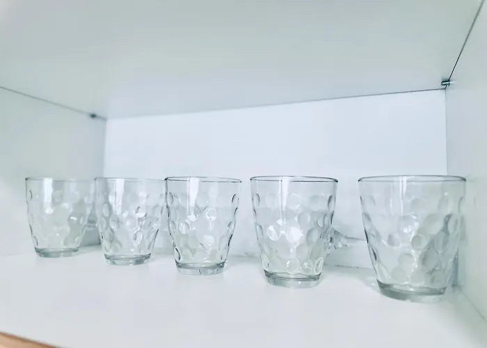 Calm And Modern Flat With Free Parking 10mins On Bus To Centre 1min Walk To Bus Stop *