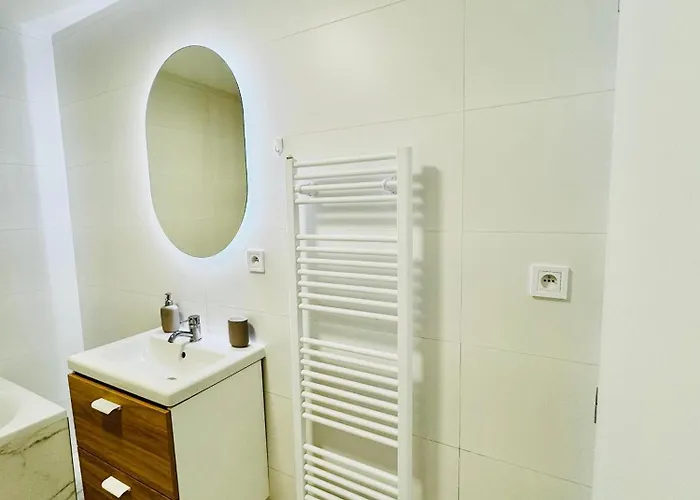 Lägenhet Calm And Modern Flat With Free Parking 10mins On Bus To Centre 1min Walk To Bus Stop