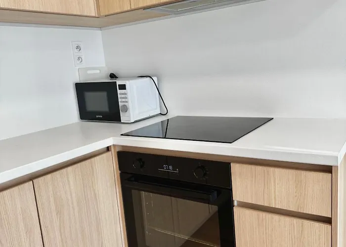 Calm And Modern Flat With Free Parking 10mins On Bus To Centre 1min Walk To Bus Stop Lägenhet *