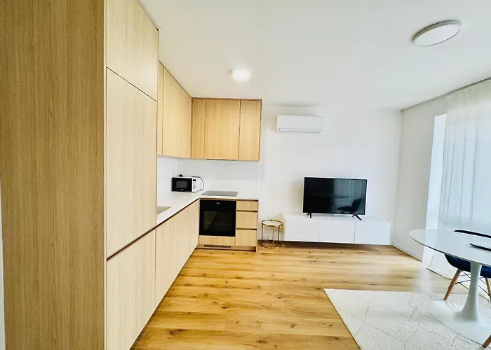 Calm And Modern Flat With Free Parking 10mins On Bus To Centre 1min Walk To Bus Stop *