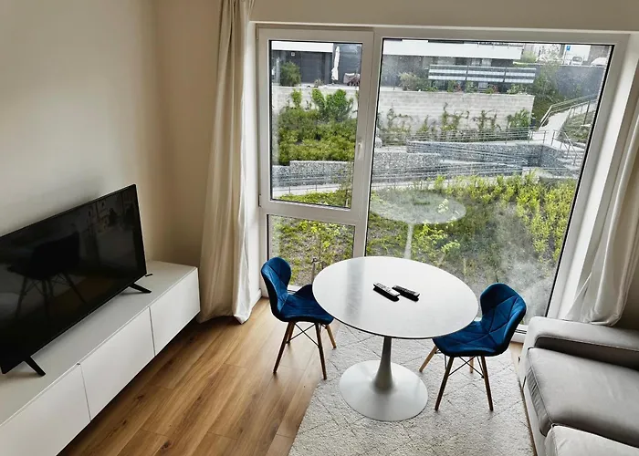 Calm And Modern Flat With Free Parking 10mins On Bus To Centre 1min Walk To Bus Stop Appartamento *