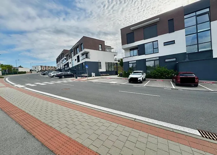 Calm And Modern Flat With Free Parking 10mins On Bus To Centre 1min Walk To Bus Stop