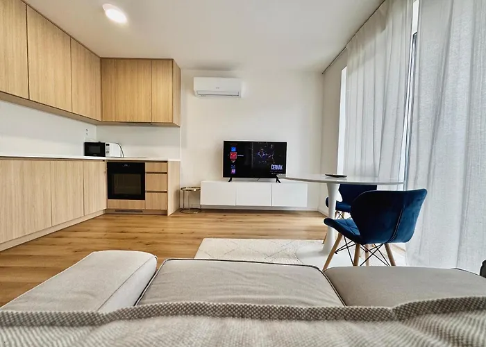 Calm And Modern Flat With Free Parking 10mins On Bus To Centre 1min Walk To Bus Stop Appartamento *