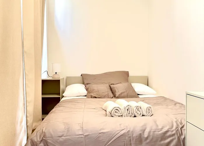Calm And Modern Flat With Free Parking 10mins On Bus To Centre 1min Walk To Bus Stop *