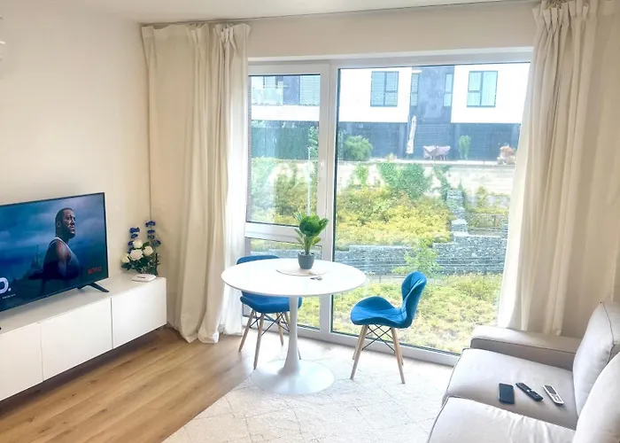 Calm And Modern Flat With Free Parking 10mins On Bus To Centre 1min Walk To Bus Stop