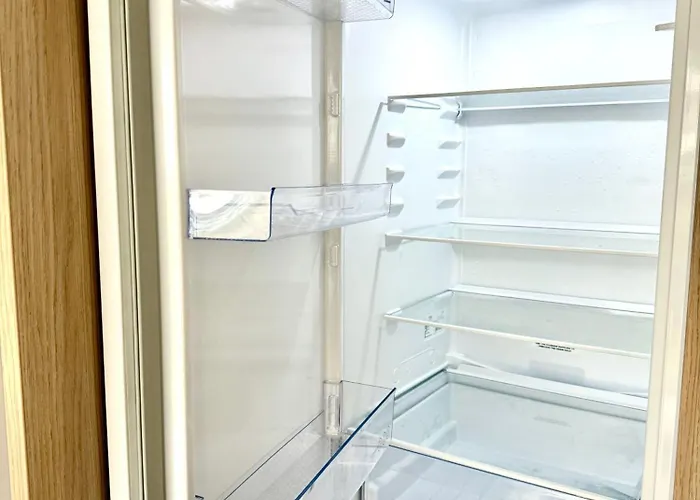 Calm And Modern Flat With Free Parking 10mins On Bus To Centre 1min Walk To Bus Stop *