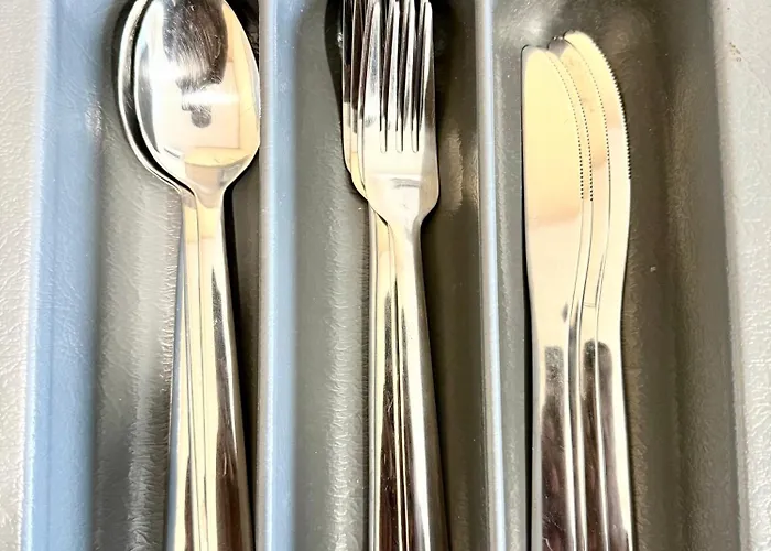 Calm And Modern Flat With Free Parking 10mins On Bus To Centre 1min Walk To Bus Stop Appartamento *