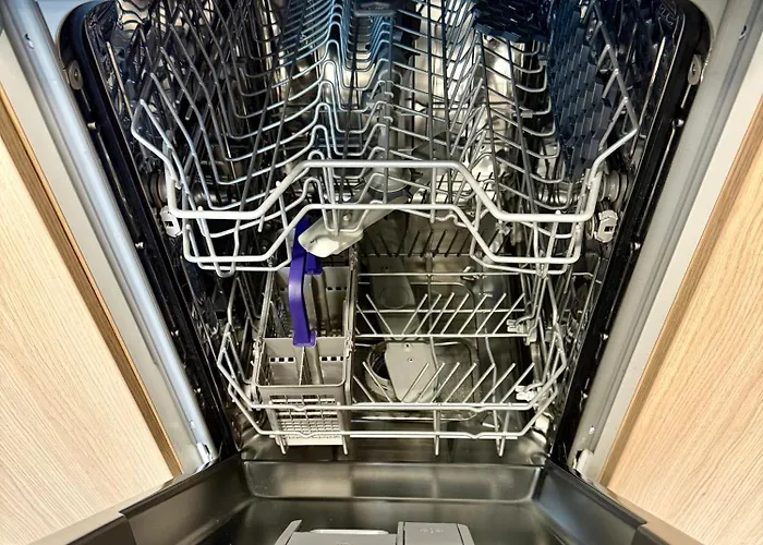 Calm And Modern Flat With Free Parking 10mins On Bus To Centre 1min Walk To Bus Stop